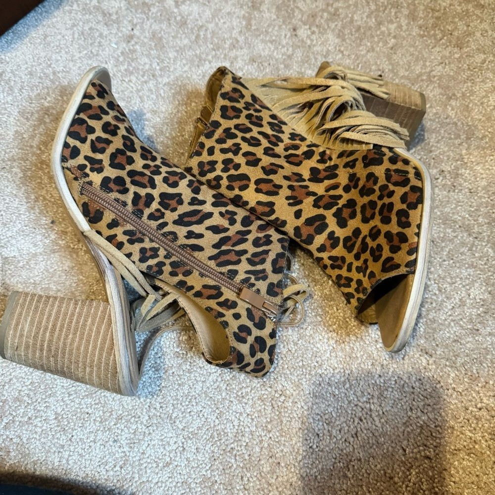 Very volatile cheetah print stack heels size 9